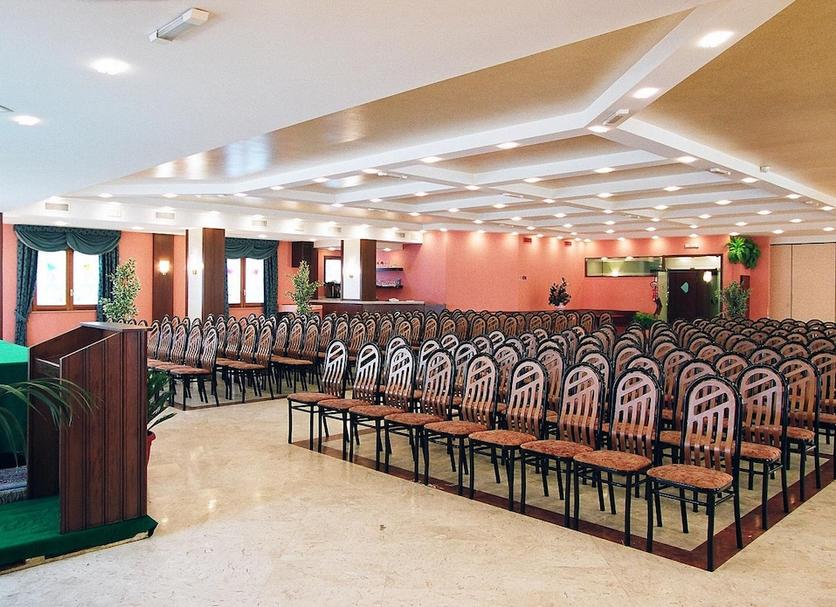Ruang konferensi Foto