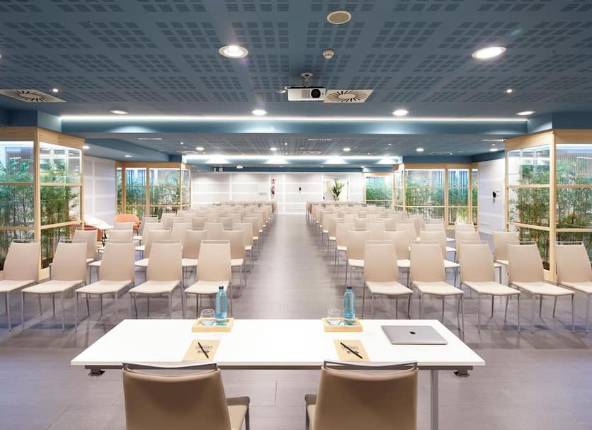 Ruang konferensi Foto