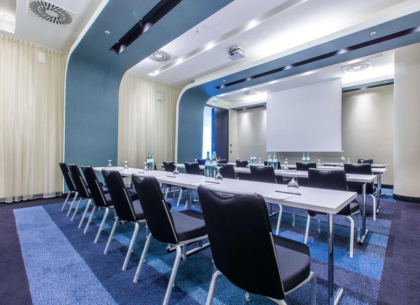 Ruang konferensi Foto