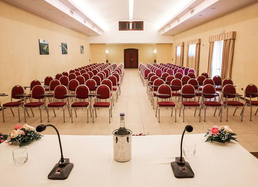 Ruang konferensi Foto