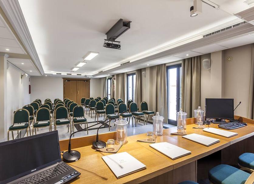 Ruang konferensi Foto
