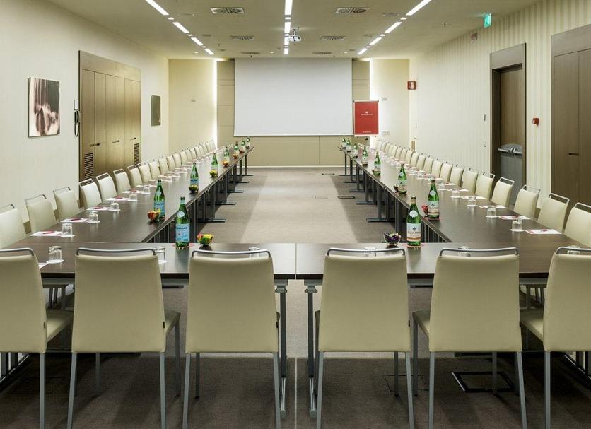 Ruang konferensi Foto