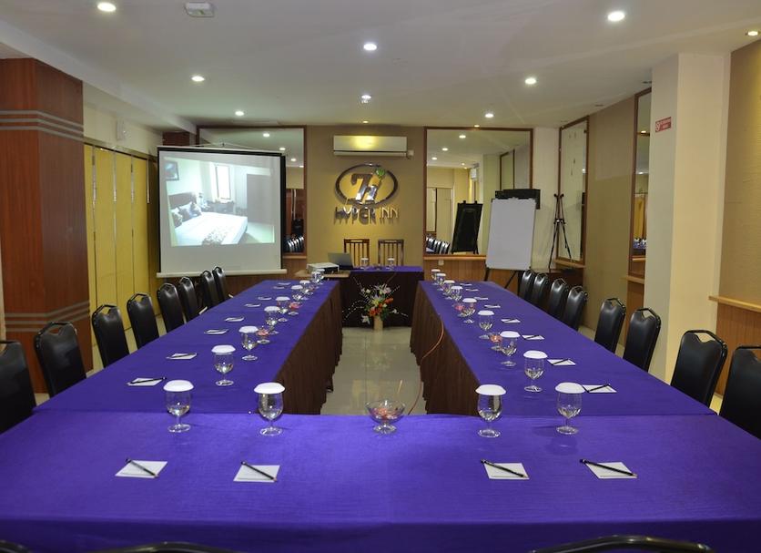 Ruang konferensi Foto