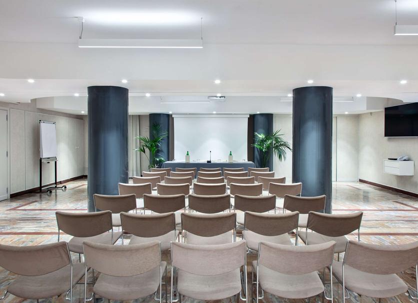 Ruang konferensi Foto