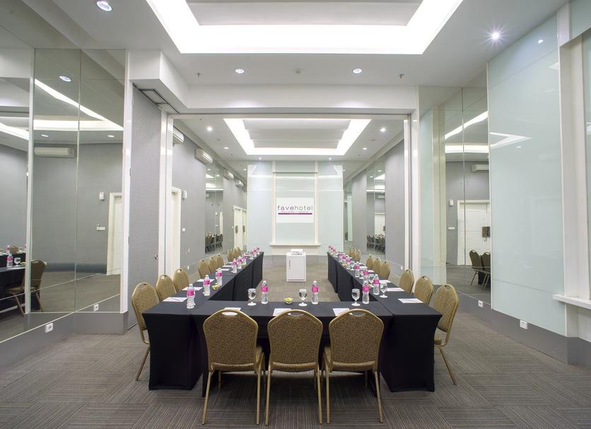 Ruang konferensi Foto
