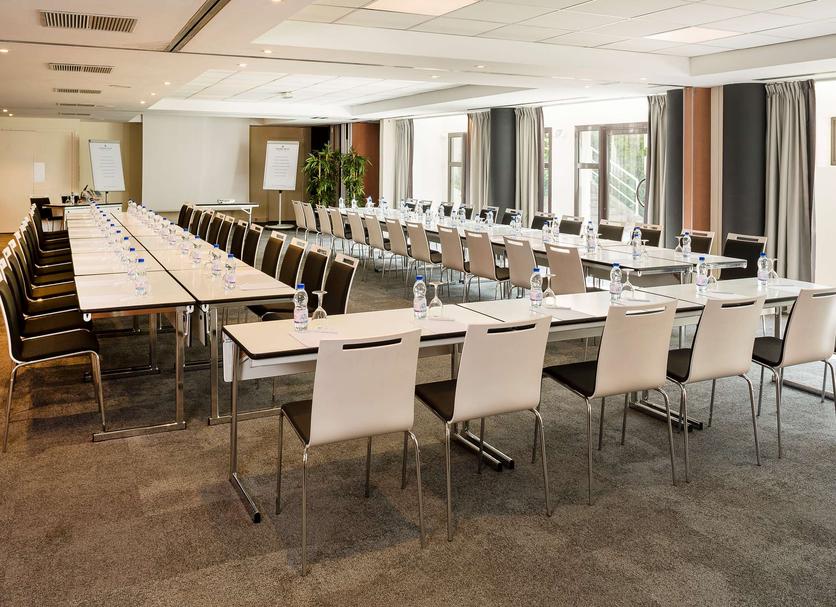 Ruang konferensi Foto