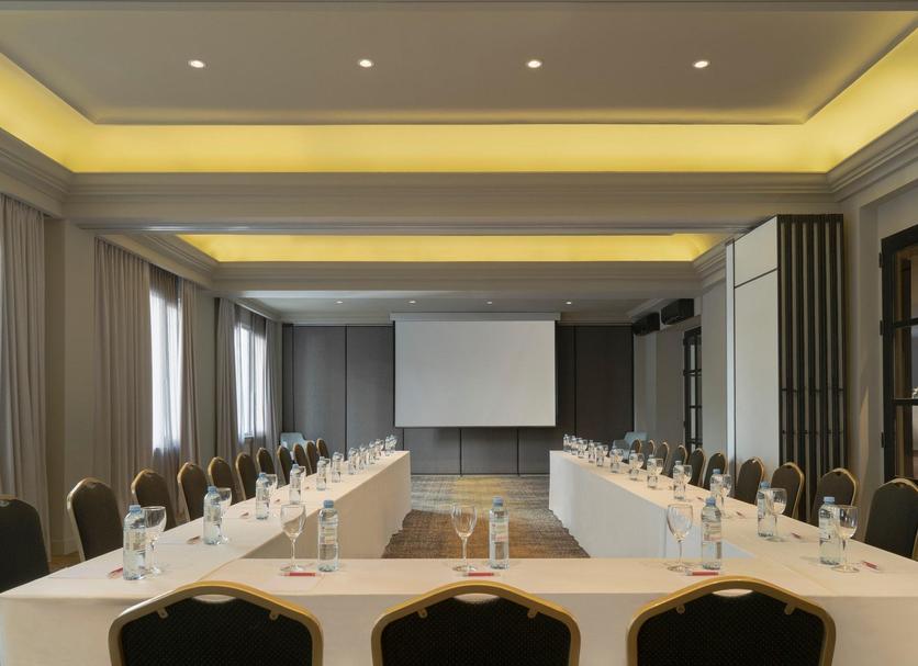 Ruang konferensi Foto