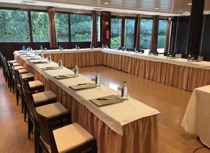 Ruang konferensi Foto