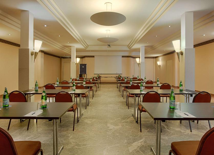Ruang konferensi Foto