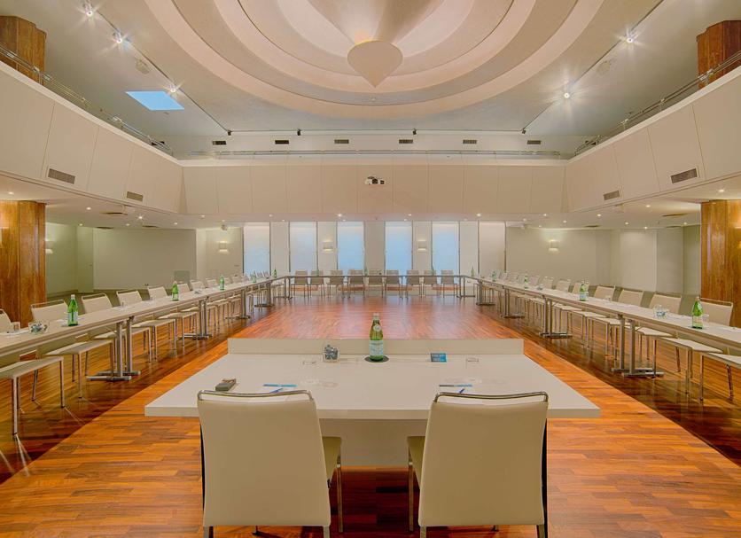 Ruang konferensi Foto