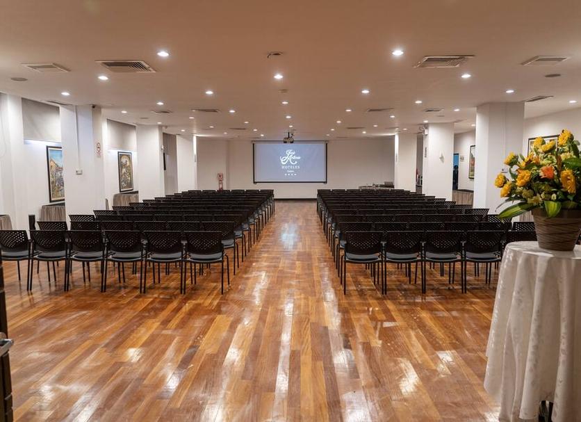 Ruang konferensi Foto