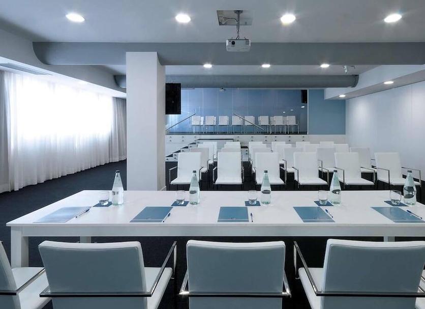 Ruang konferensi Foto