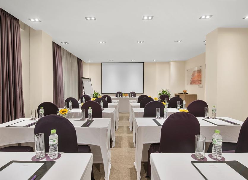 Ruang konferensi Foto