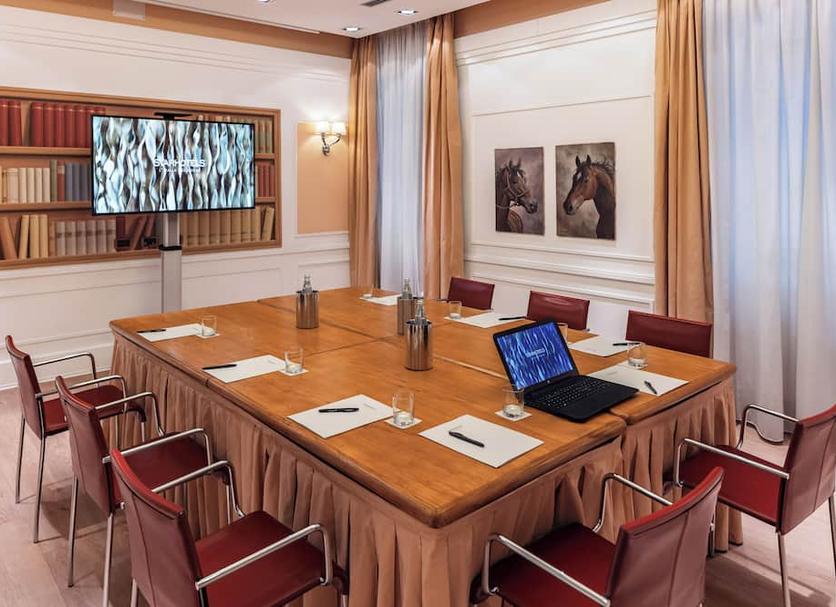 Ruang konferensi Foto
