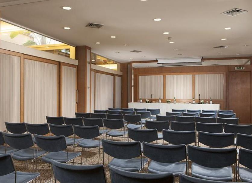 Ruang konferensi Foto
