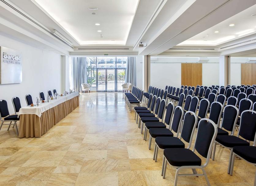 Ruang konferensi Foto