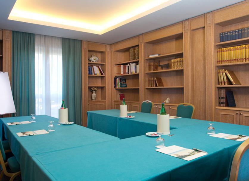 Ruang konferensi Foto