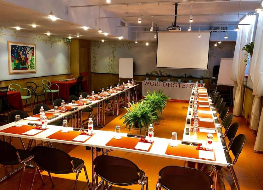 Ruang konferensi Foto