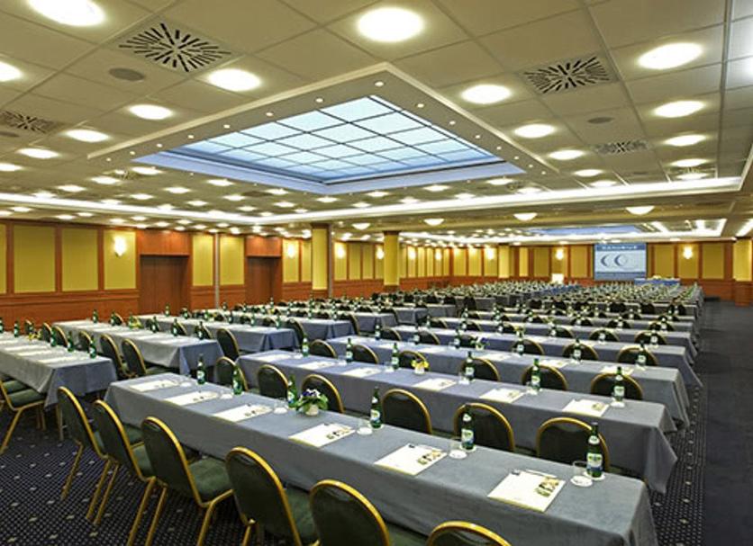 Ruang konferensi Foto