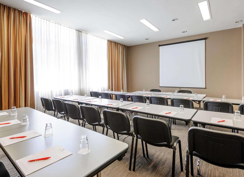 Ruang konferensi Foto