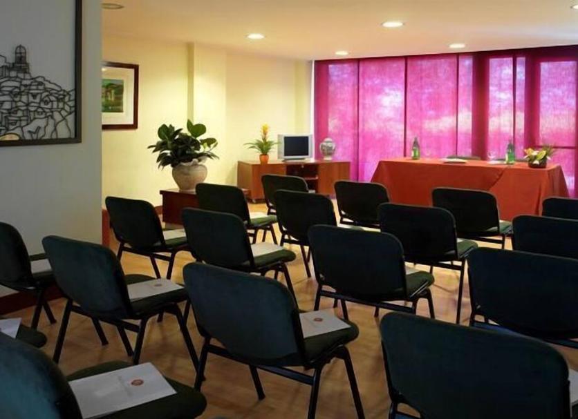 Ruang konferensi Foto