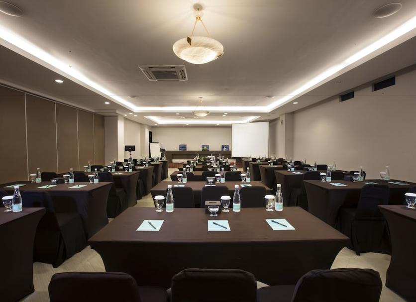 Ruang konferensi Foto
