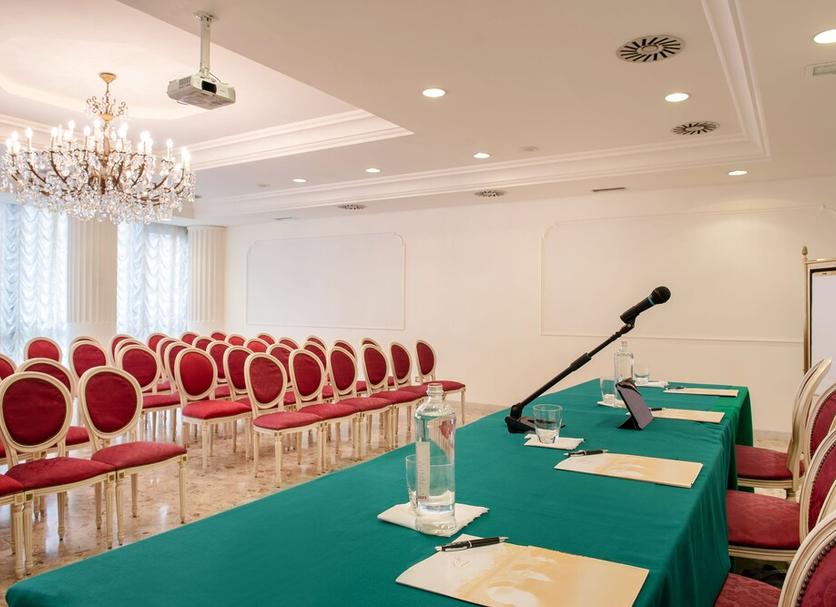 Ruang konferensi Foto