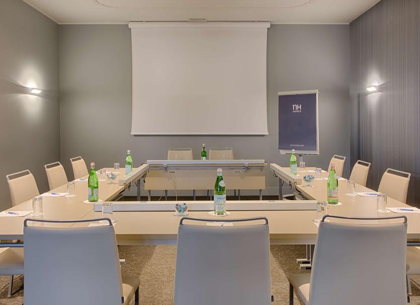 Ruang konferensi Foto