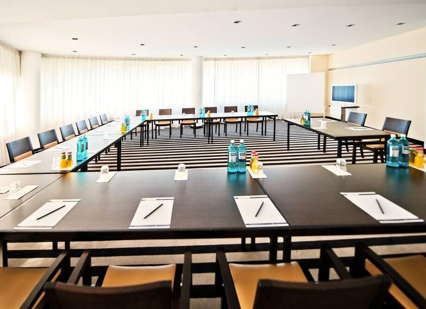 Ruang konferensi Foto