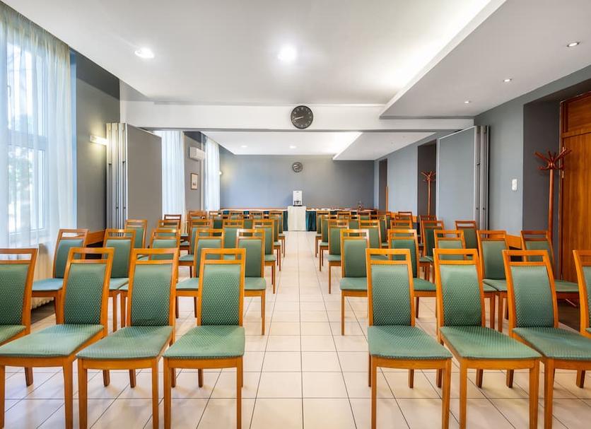 Ruang konferensi Foto