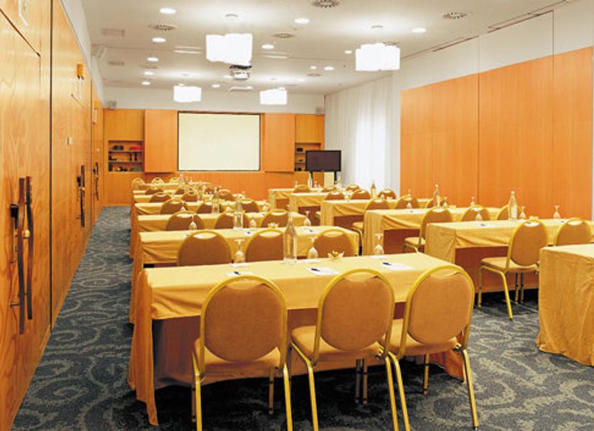 Ruang konferensi Foto