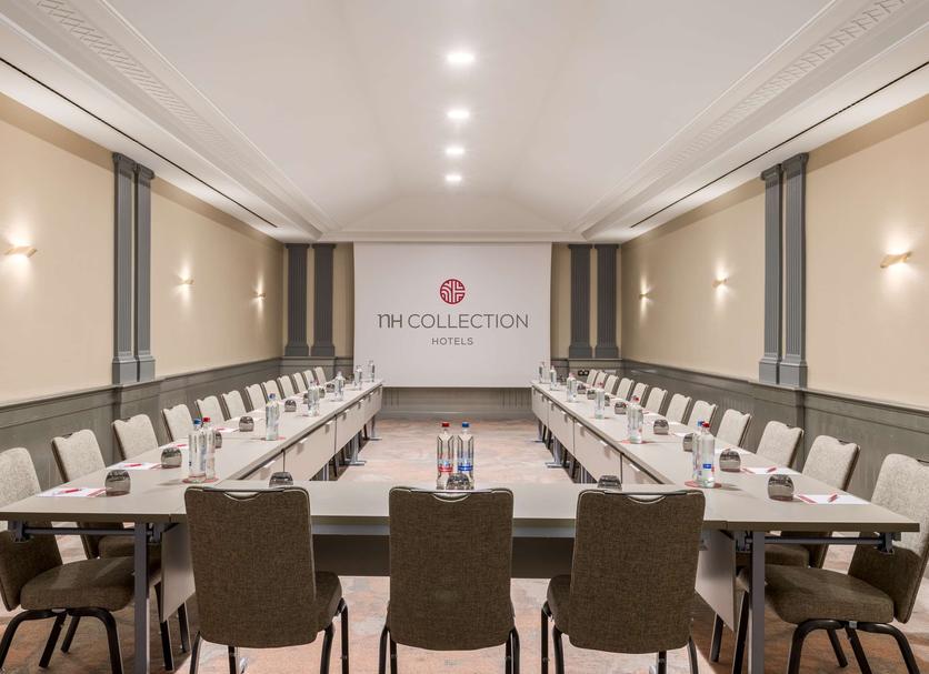 Ruang konferensi Foto