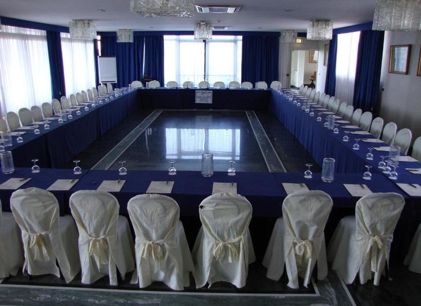 Ruang konferensi Foto