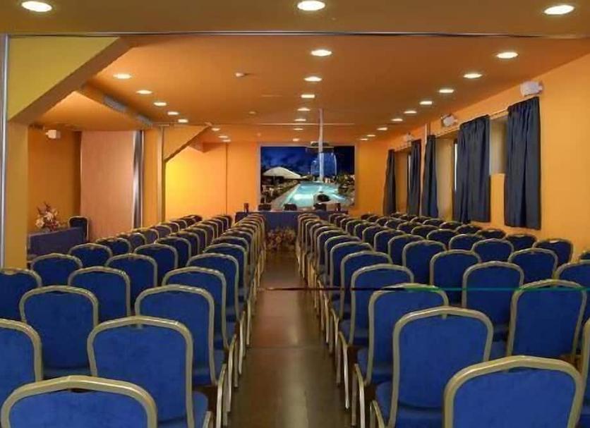 Ruang konferensi Foto