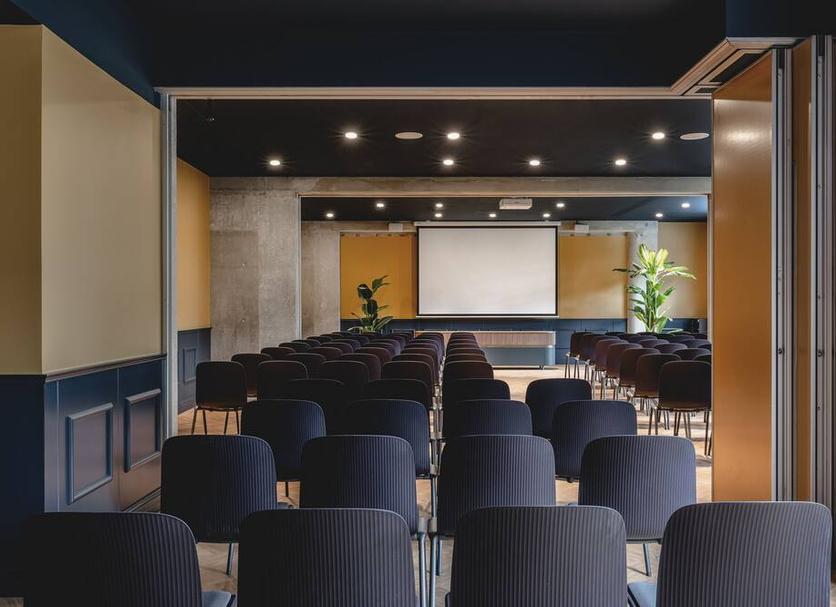 Ruang konferensi Foto