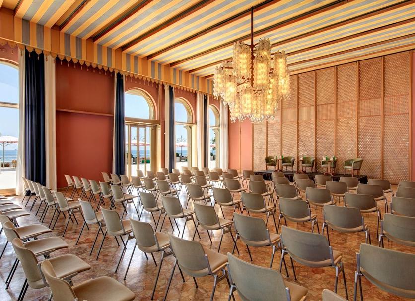 Ruang konferensi Foto