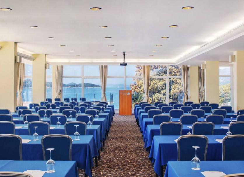 Ruang konferensi Foto
