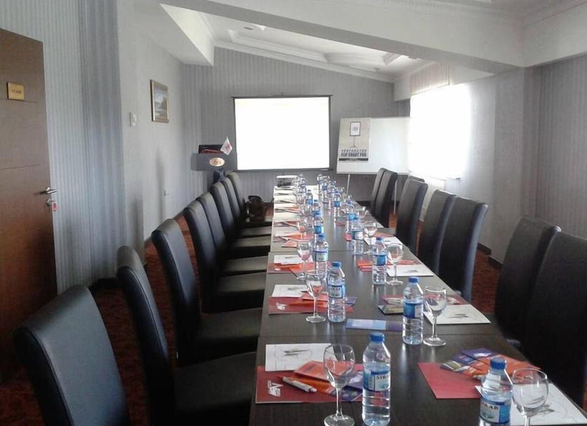 Ruang konferensi Foto