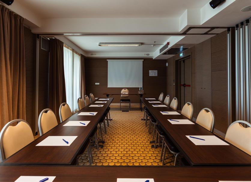 Ruang konferensi Foto