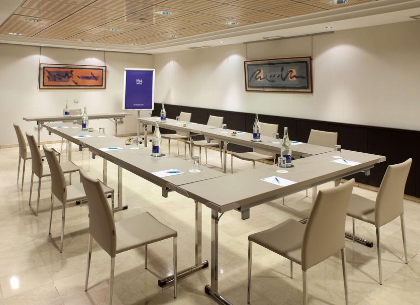 Ruang konferensi Foto