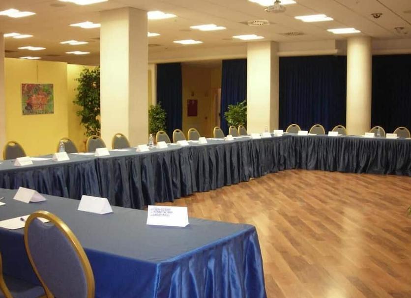 Ruang konferensi Foto