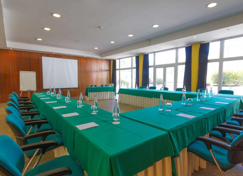 Ruang konferensi Foto