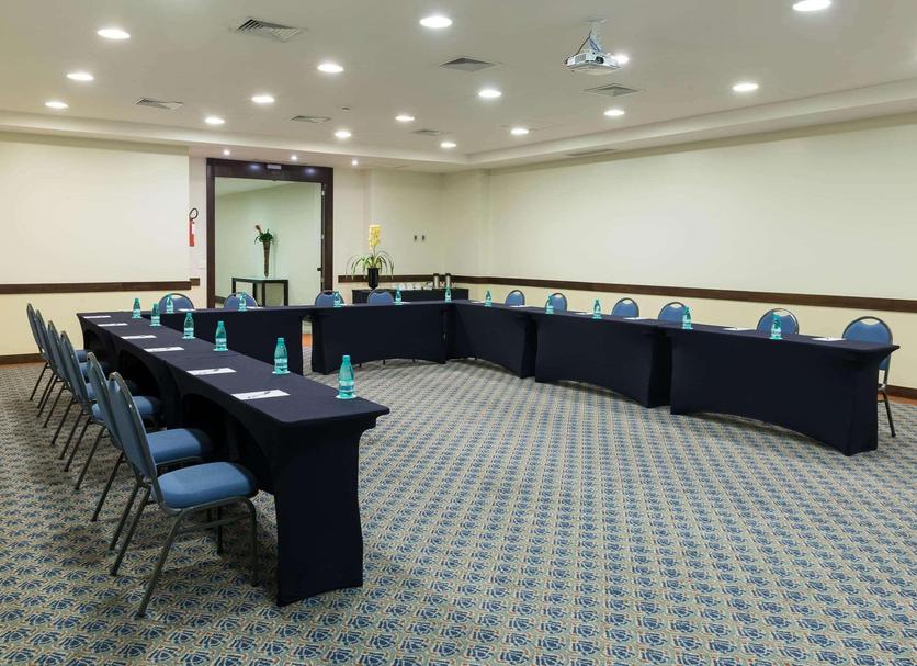 Ruang konferensi Foto