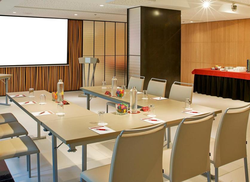 Ruang konferensi Foto