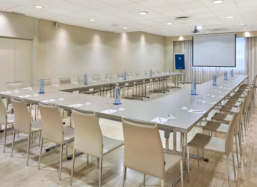 Ruang konferensi Foto