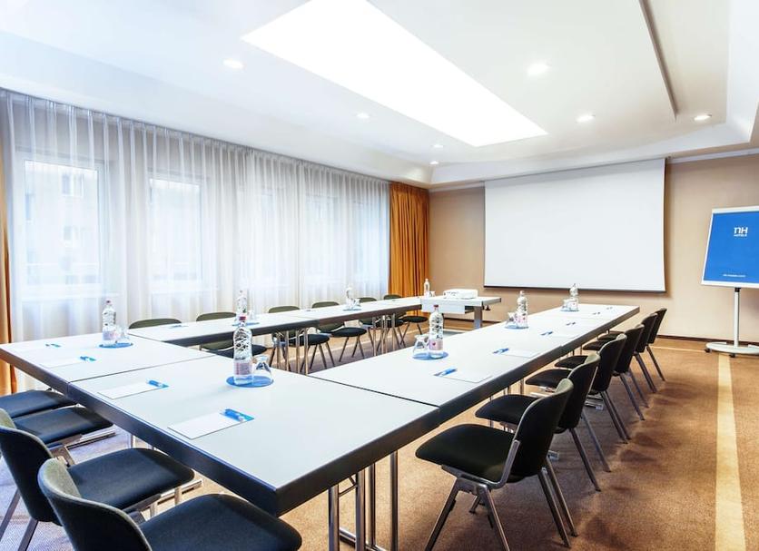 Ruang konferensi Foto