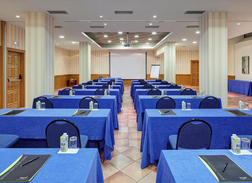 Ruang konferensi Foto