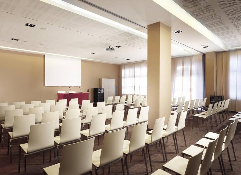 Ruang konferensi Foto