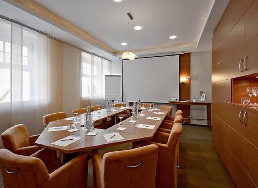 Ruang konferensi Foto