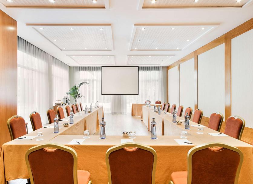 Ruang konferensi Foto